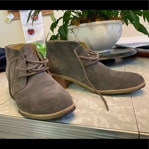 Clarks Oxford Suede size 10 rubber soles